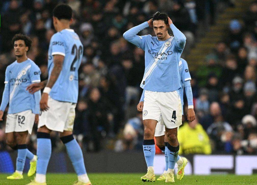 轮换10人0-2爆冷！曼城欧冠主场败北，球迷怒批瓜帅：太瞧不起对手